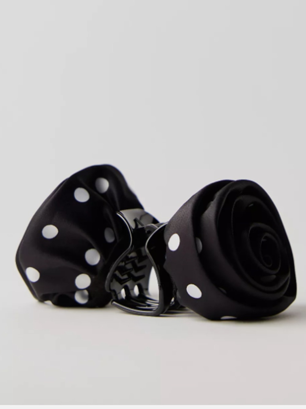1524. FREE PEOPLE Grand Gesture Floral Clip in Black and White NWT $18
